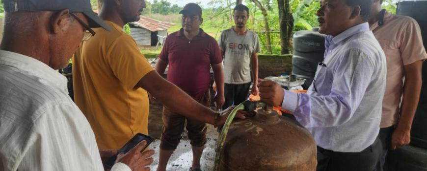 हलेसी पाथीभरा रबर उत्पादक देवेनलाई पाँच लाख बराबरको कृषि सामाग्री हस्तान्तरण